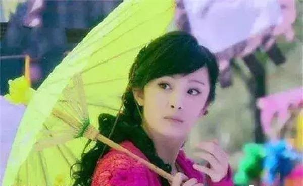 古装12位女星撑伞造型：赵雅芝优雅，霍思燕漂亮，第一美出天际