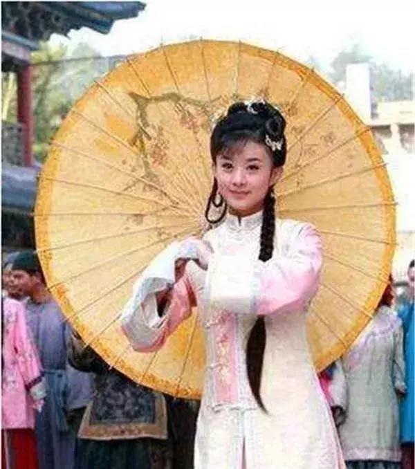 古装12位女星撑伞造型：赵雅芝优雅，霍思燕漂亮，第一美出天际