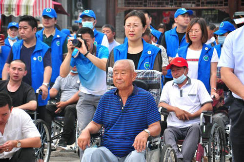 青岛：即墨30名残疾人在志愿者陪同下逛古城感受即墨新变化