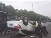 绍兴市区隔离墩是救命，还是害命？女司机撞上石墩，车辆四脚朝天！