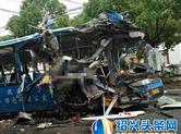 绍兴平水镇维多利亚庄园附近 61路公交车和自卸车发生猛烈对撞！