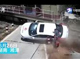 湘潭一教练车撞火车 车轮飞出5米远