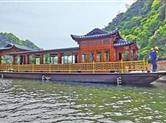 新型画舫旅游客船“西施舫”在五泄湖顺利下水