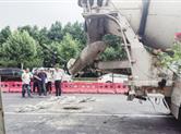 群贤中路距绍齐公路约20米处上有个大坑洞今早7点已紧急修复！