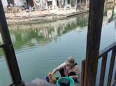 绍兴沿河市民在河里洗衣、洗拖把、沿河商铺偷倒污水依然存在！